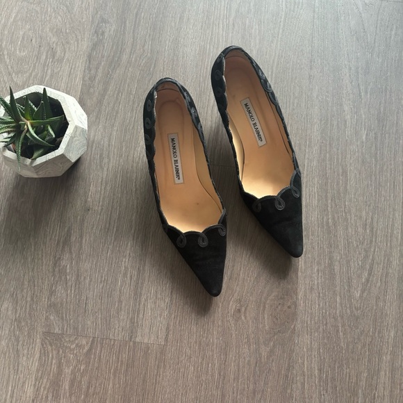 Manolo Blahnik Black Suede Kitten Heels with Swirl Piping Detail - Picture 10 of 11